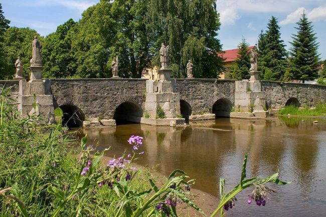 Die barocke Brücke in Běla nad Radbuzou
