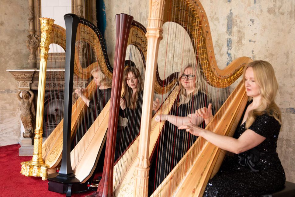 Proch&aacute;zky uměn&iacute;m - Praha a harP kvartet