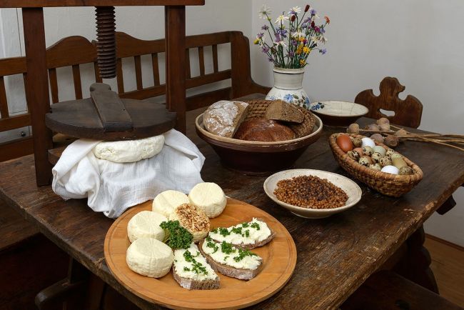 Heimischer Käse, Quark und gekochter Weizen mit Mohn